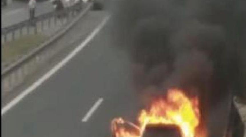 TEM Otoyolu'nda otomobil alev alev yandı