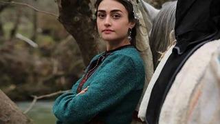 Esra Bilgiç derin yırtmaçlı elbisesiyle Atatürk galasında zor anlar yaşadı! Elbisesine basılınca...