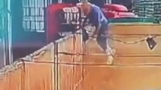 Skandal görüntüler! İşçinin malzeme deposuna idrarını yaptığı anlar sosyal medyada gündem yarattı... Yorum yağmuruna tutuldu