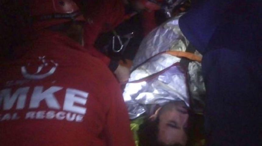 G&uuml;rle Dağı&rsquo;ndan atladı ağaca takıldı, 11 saat sonra kurtarıldı