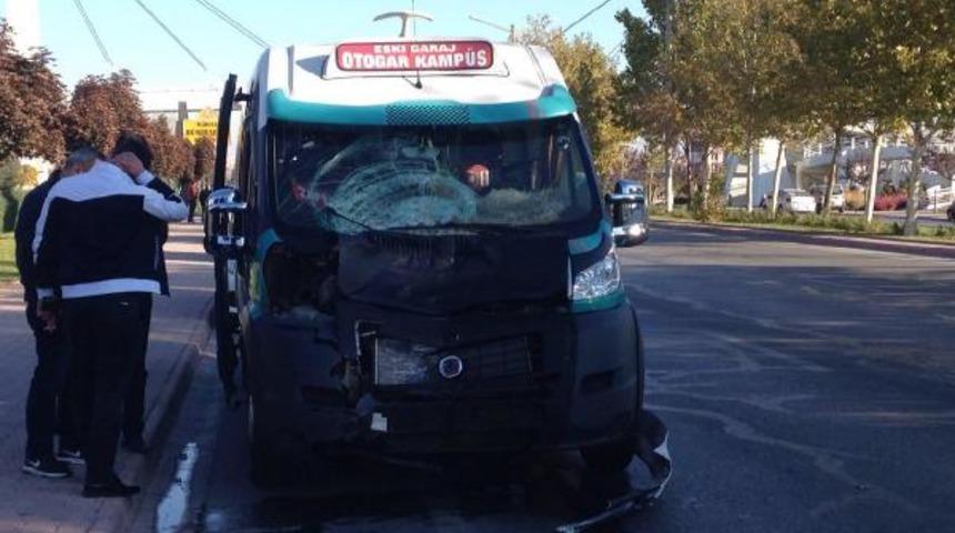 Minib&uuml;s &ccedil;arptı: 2 &ouml;l&uuml;