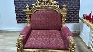 İstanbul'da 'saltanat tahtı' ele geçirildi!