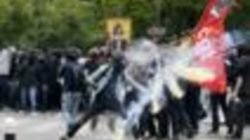 Paris'te çalışma yasasını protesto edenlere müdahale