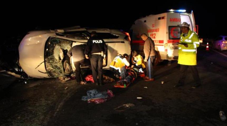 TEM'de TIR'a çarpan otomobil devrildi: 6 yaralı