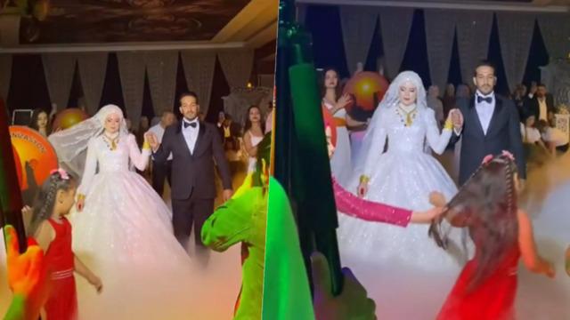 Gelin ve damadın önüne geçen çocuğu engellemek için kullandığı yöntem sosyal medyada tartışma yarattı! Saçından tutup çekti 