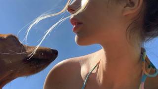 Sosyal medya fenomeni Mathilde Tantot, küvet keyfini paylaştı! Çıplak televizyon izlediği anları gösterince gündem yarattı