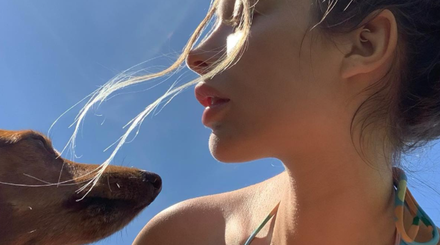 Sosyal medya fenomeni Mathilde Tantot, k&uuml;vet keyfini paylaştı! &Ccedil;ıplak televizyon izlediği anları g&ouml;sterince g&uuml;ndem yarattı