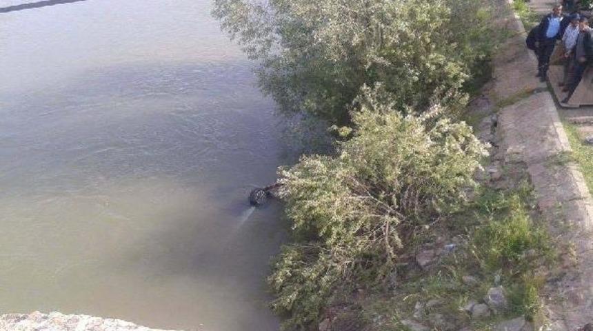 Kayseri'de otomobil Kızılırmak'a uçtu: 3 ölü