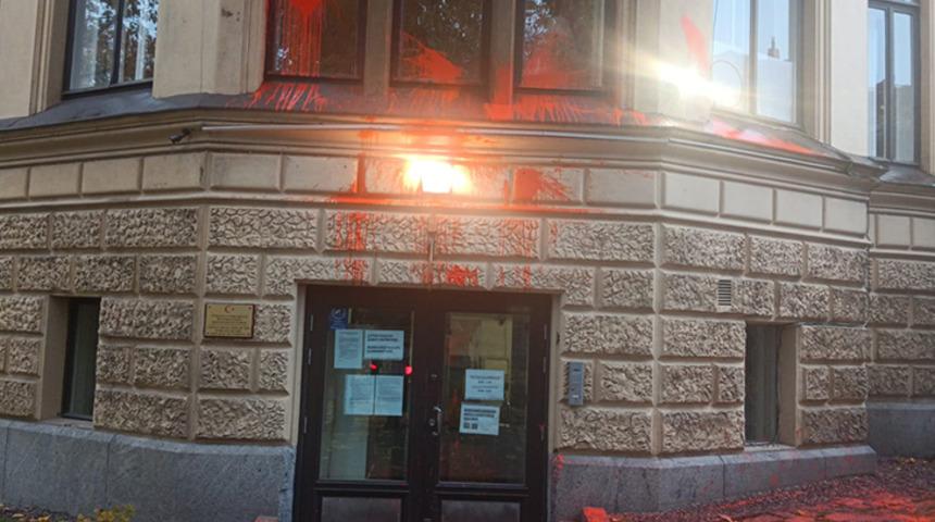 Türkiye'nin Helsinki Büyükelçiliğine saldırı!