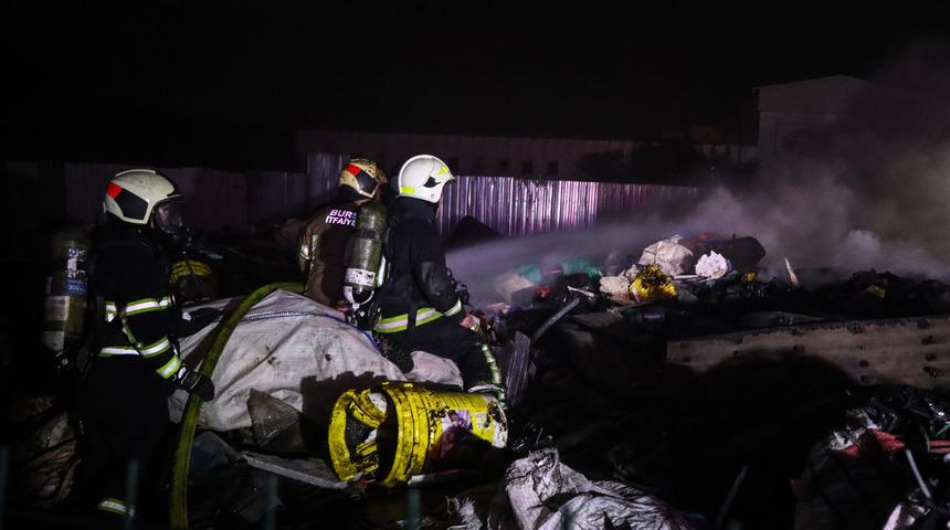 Bursa'da atık malzemelerin toplandığı alanda çıkan yangın söndürüldü