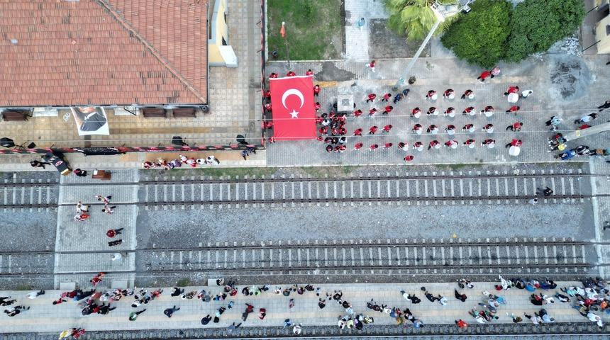 Hatay'da süslenen tren, Kurtuluş Savaşı'nda ilk kurşunun atıldığı Dörtyol'a öğrenci taşıdı