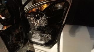 Hatay'da refüje çarpan otomobilin sürücüsü yaralandı