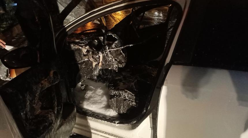 Hatay'da refüje çarpan otomobilin sürücüsü yaralandı