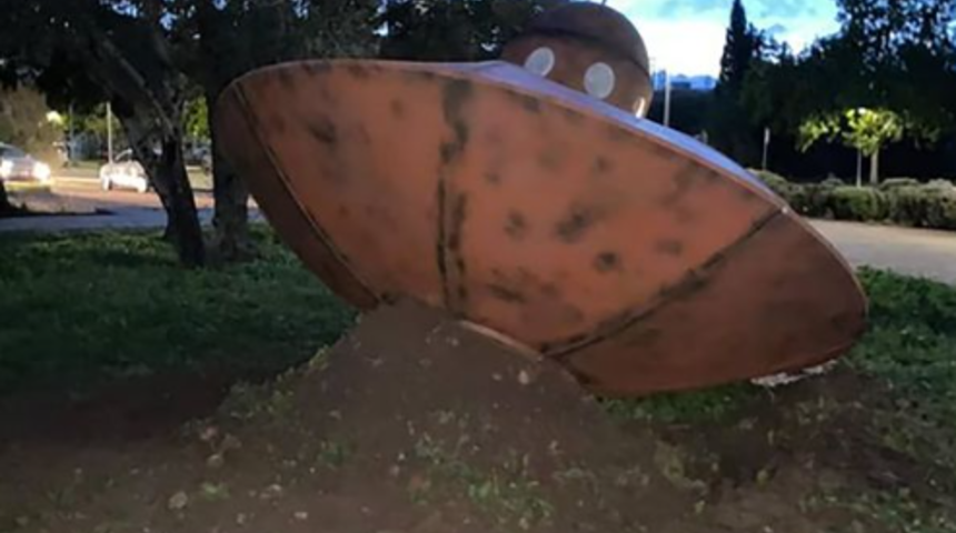 Okul bahçesindeki gizemli nesne hareketli dakikalara neden oldu! Sosyal medyadan yorum yağdı... "UFO mu kurgu mu?" 