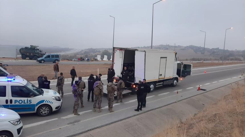 Kırklareli'nde kamyonet kasasında 51 düzensiz göçmen yakalandı