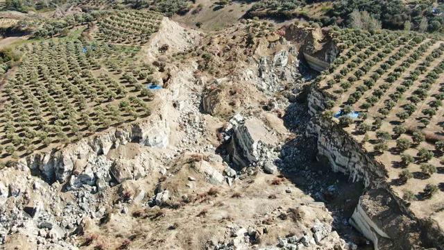 'Korkuyla topluyoruz, tedirginiz' Deprem ortadan ikiye ayırmıştı! 'Karşı tarafa nasıl gideceğimi bilmiyorum'