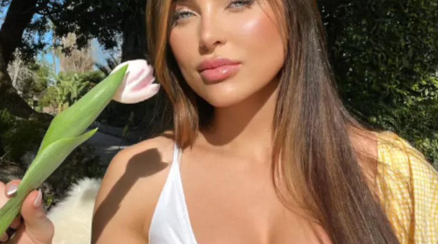 Sosyal medya fenomeni Julia Sandoval tişörtünü çizmeyle kombinledi! Eğlenceli anlarını paylaşarak bacaklarını yukarı kaldırdı