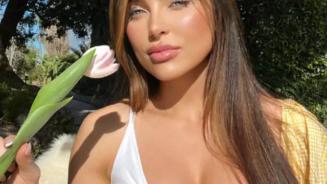 Sosyal medya fenomeni Julia Sandoval tişörtünü çizmeyle kombinledi! Eğlenceli anlarını paylaşarak bacaklarını yukarı kaldırdı