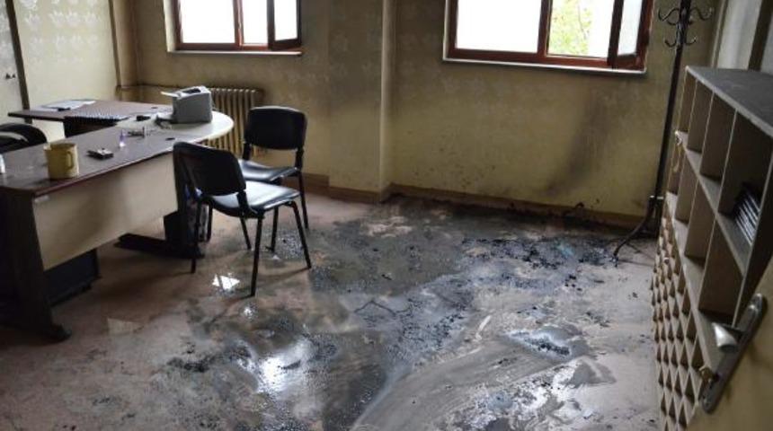 Okulu soyup, müdür yardımcısı odasını ateşe verdiler