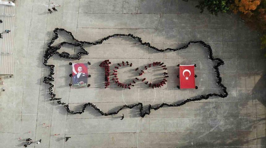&Ouml;ğretmen ve &ouml;ğrencilerin 100&rsquo;nc&uuml; yıl koreografisi nefes kesti