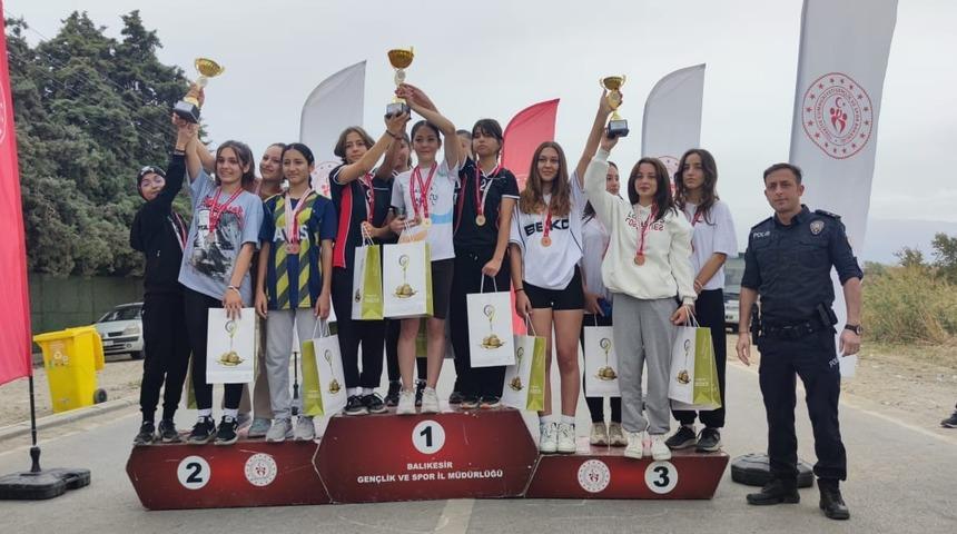 Burhaniye’de Cumhuriyetin 100. Yılında 100 genç koştu