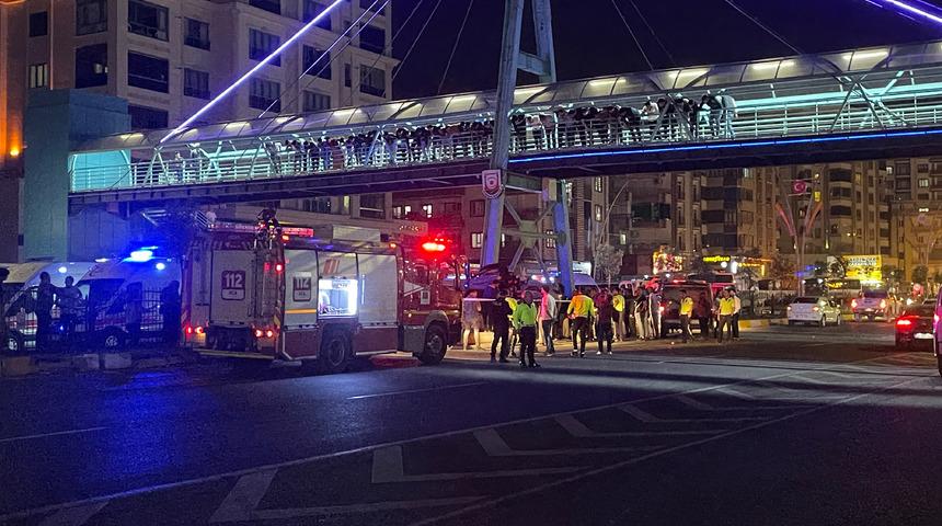 Şanlıurfa'da üst geçidin ayağına çarpan otomobildeki 2 kişi öldü