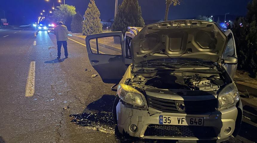 Elazığ'da otomobil ağaca çarpıp karşı şeride devrildi, 3 kişi yaralandı