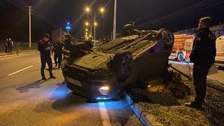 Samsun'da devrilen otomobildeki 3 kişi yaralandı