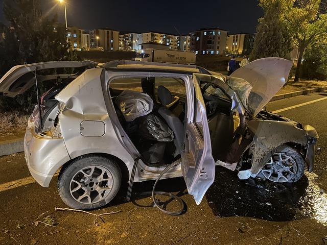 Elazığ'da otomobil ağaca çarpıp karşı şeride devrildi, 3 kişi yaralandı