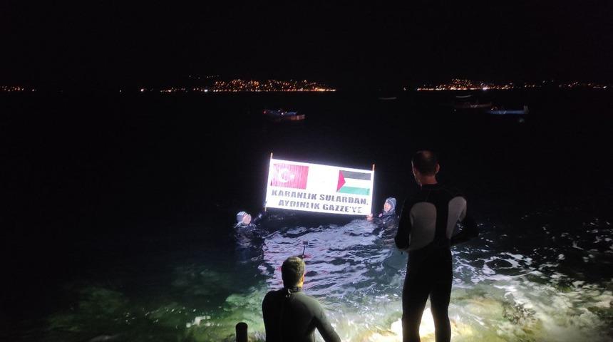Dalgıçlar Gazze'ye destek için su altında pankart açtı