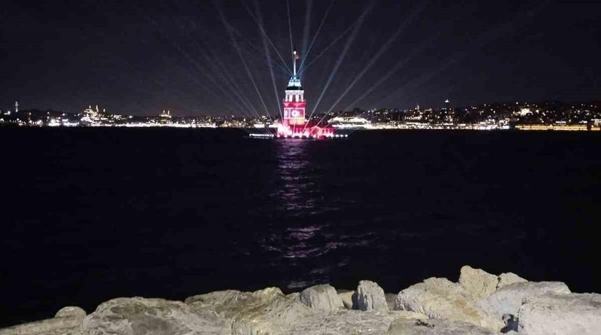 Kız Kulesi&rsquo;ne T&uuml;rk Bayrağı yansıtıldı