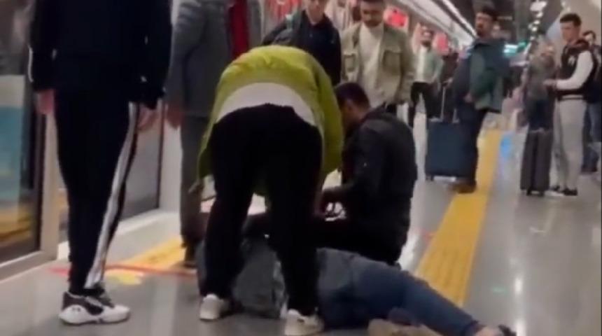 Metro durağında çirkin olay! Atatürk posterli Türk bayraklarını söktü, 2 kişiyi yaraladı