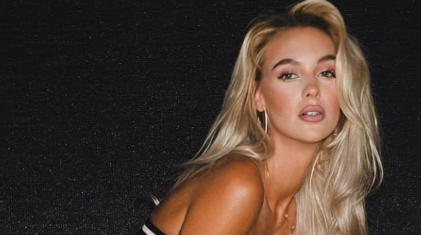 Sosyal medya fenomeni Veronika Rajek, karın kaslarını göstermek istedi! Taytını eliyle aşağıya doğru indirdi