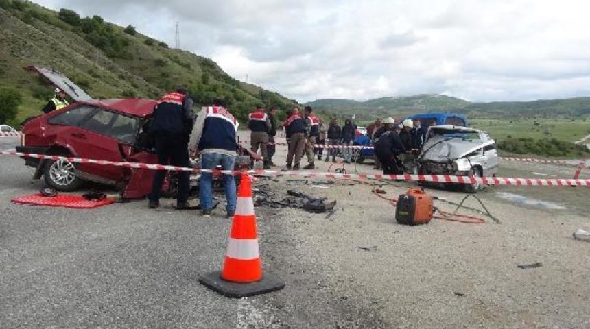 Çorum'da iki otomobil çarpıştı : 2 ölü, 3 yaralı