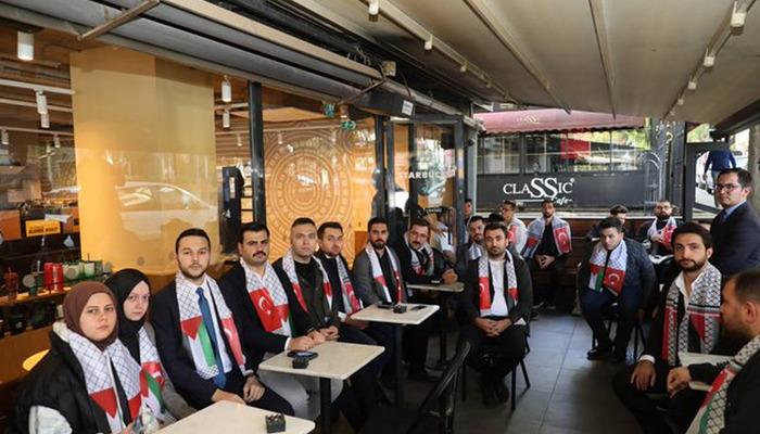 AK Parti Gençlik Kolları’nden 81 ilde eylem! Starbucks şubelerinde Filistin atkılarıyla oturdular