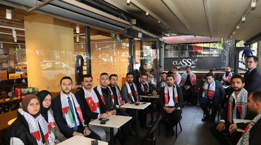 AK Parti Gençlik Kolları'nden 81 ilde eylem! Starbucks şubelerinde Filistin atkılarıyla oturdular