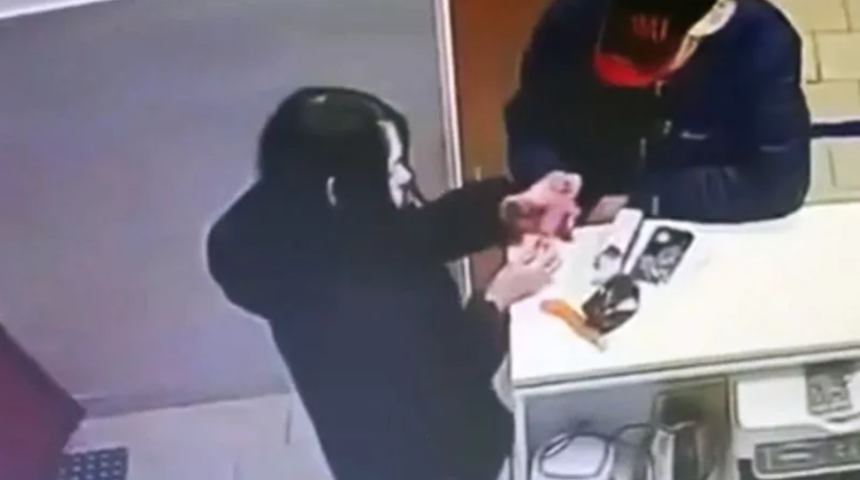 Mağaza tezgahında gördüğü ilişki oyuncağını herkesin içinde denedi! O anlar saniye saniye güvenlik kamerasına yansıdı