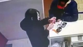 Mağaza tezgahında gördüğü ilişki oyuncağını herkesin içinde denedi! O anlar saniye saniye güvenlik kamerasına yansıdı