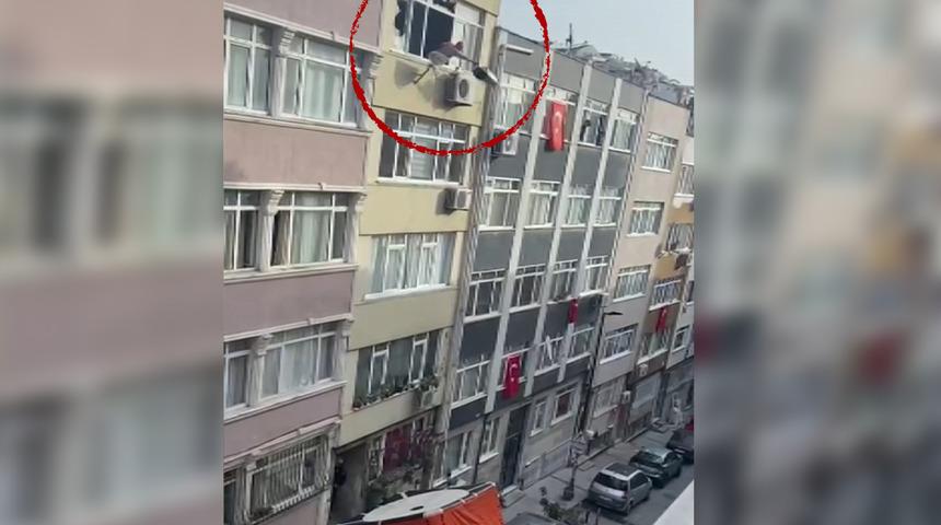 Koltuk, masa, sandalye... Beşiktaş'ta hareketli anlar! Sinir krizi geçirip evdeki eşyaları camdan aşağı attı