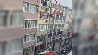 Koltuk, masa, sandalye... Beşiktaş'ta hareketli anlar! Sinir krizi geçirip evdeki eşyaları camdan aşağı attı