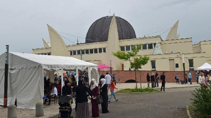 Fransa'da camiler kapılarını halka açtı