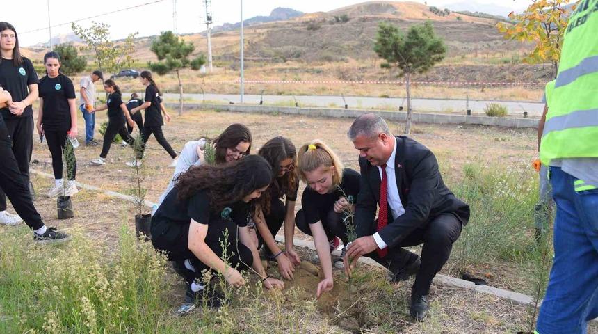 Salihli’de 100. yıl için 1923 fidan