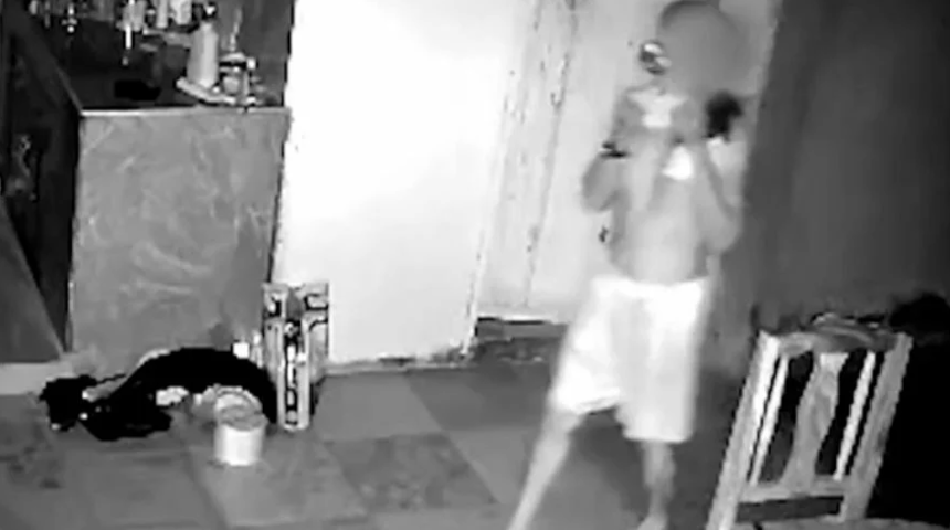 Skandal görüntüler! Zorla eve girip yatalak hasta olan komşusuna ve akrabasına tecavüz etmeye çalıştı... İç çamaşırlarını koklarken yakalandı