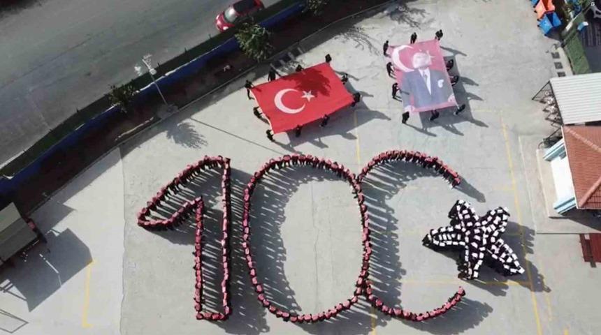 Sultangazi&rsquo;de lise &ouml;ğrencilerinden 100&rsquo;&uuml;nc&uuml; yıla &ouml;zel koreografi