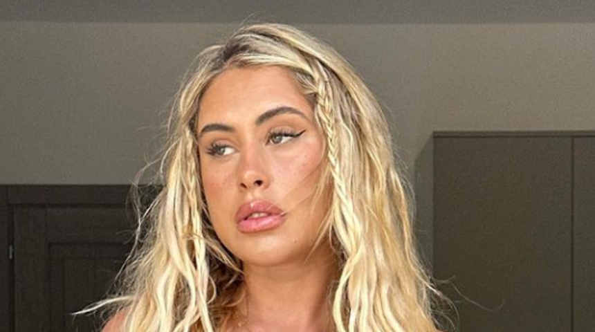 Sıfır beden klişelerini alt üst etti! Sosyal medya fenomeni Ariella Nyssa kırmızı bikinisiyle kıvrımlarını gösterdi... Intagram'dan beğeni yağdı