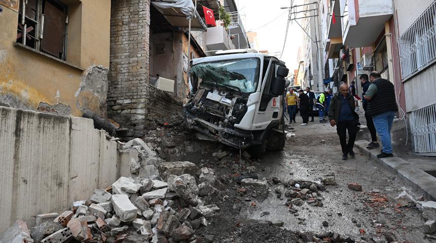 İzmir'de 2 araç ve duvara çarpan çöp kamyonu sürücüsü yaralandı