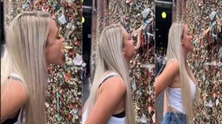 Mide bulandıran görüntüler! Çiğnenmiş sakızların yapıştırıldığı duvarı yaladı... Sosyal medya bu anları konuşuyor 