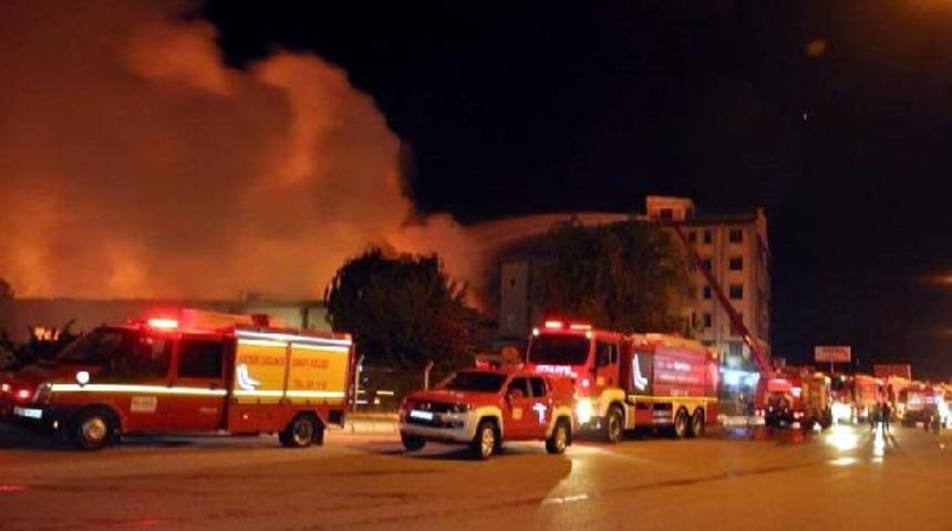 3 fabrika deposunda yangın