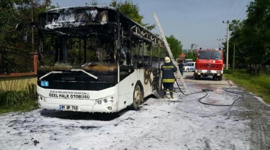 Halk otobüsü alev alev yandı