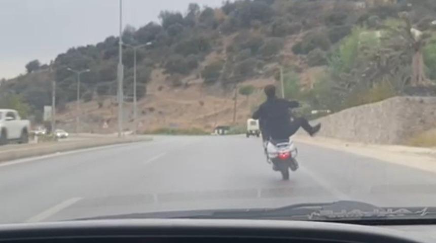 Plakasız motosikletin sürücüsünden tehlikeli yolculuk! Trafikteki akılalmaz anlar kamerada